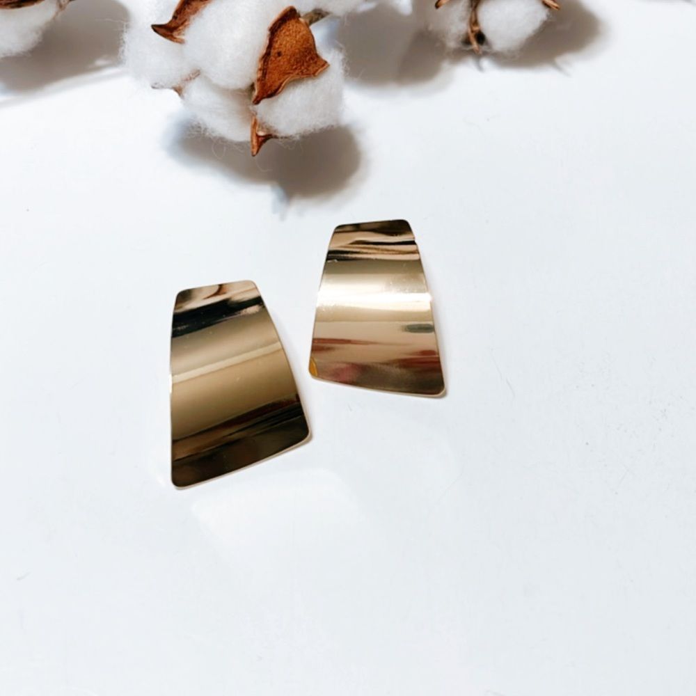 Gold geo stud earrings N218
